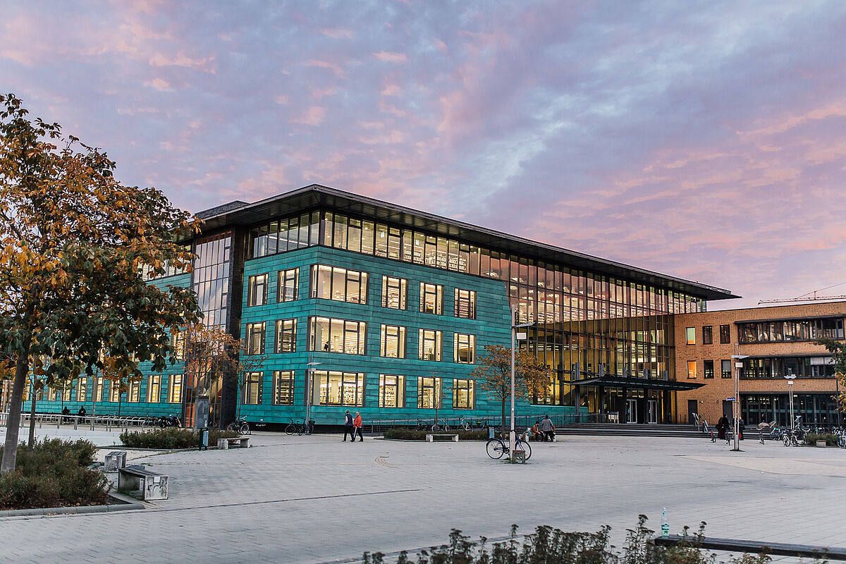 Die Zentrale Universitätsbibliothek am Campus Beitzplatz im Abendlicht