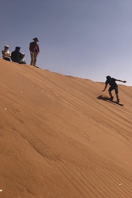 Clemens auf dem Snowboard in der Sahara