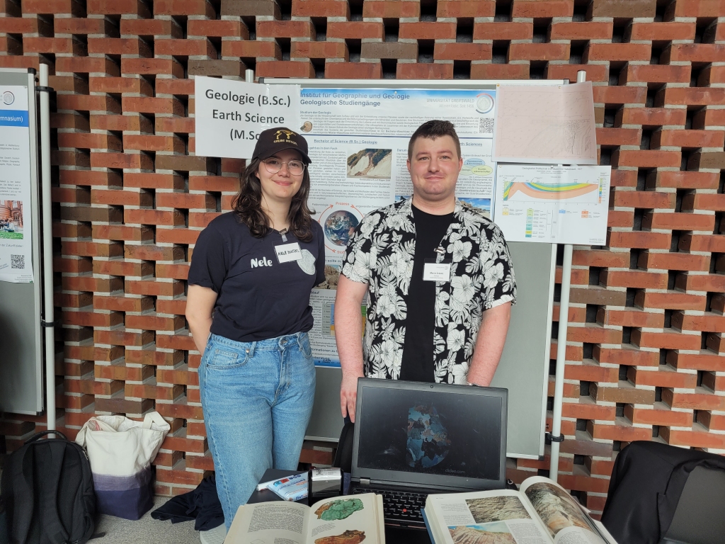 Die Geologiestudierenden Nele & Marvin informieren am Infostand über die geologischen Studiengänge