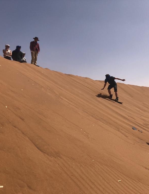 Clemens auf dem Snowboard in der Sahara